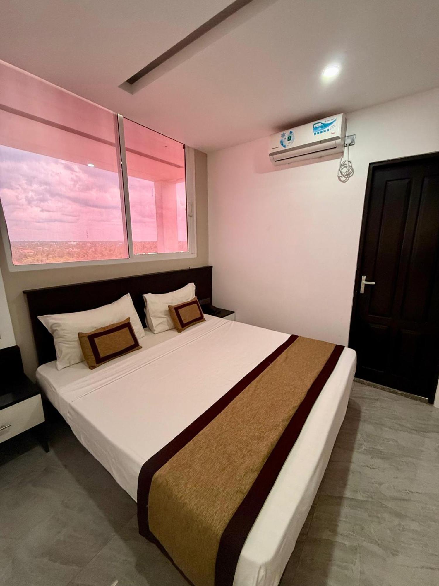 Ruvisha Beach Hotel Negombo Exterior photo