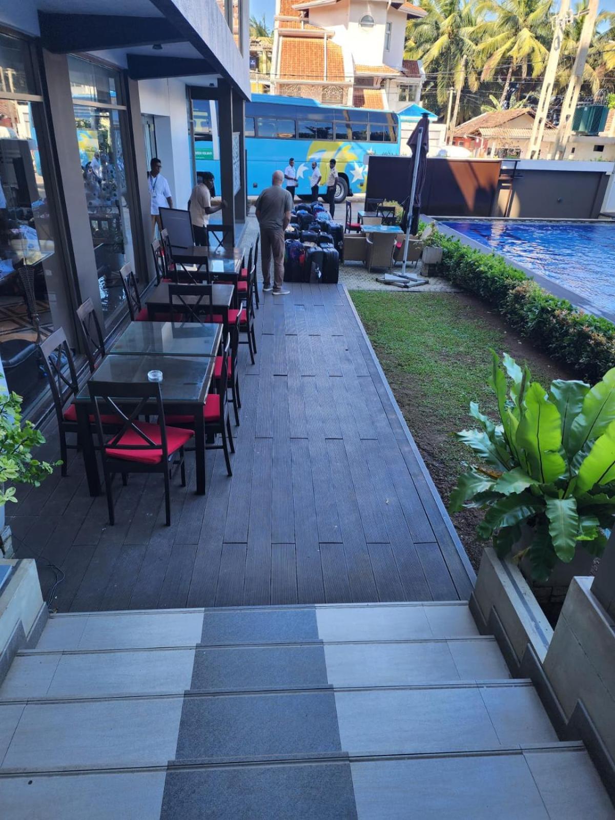 Ruvisha Beach Hotel Negombo Exterior photo