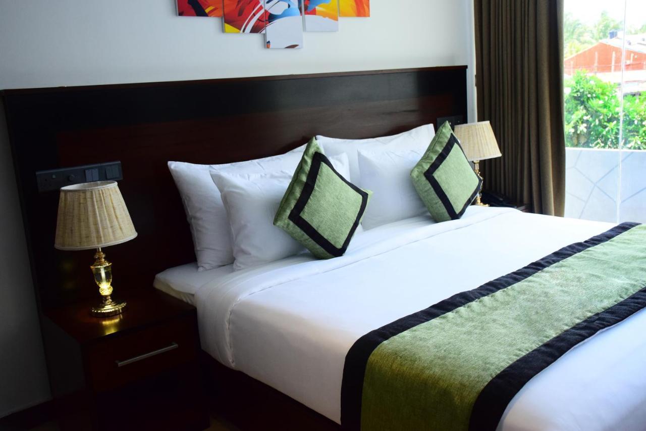 Ruvisha Beach Hotel Negombo Exterior photo